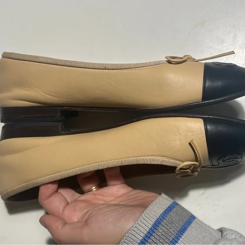 CHANEL Two-Tone Beige and Black Flats - Picture 4 of 10